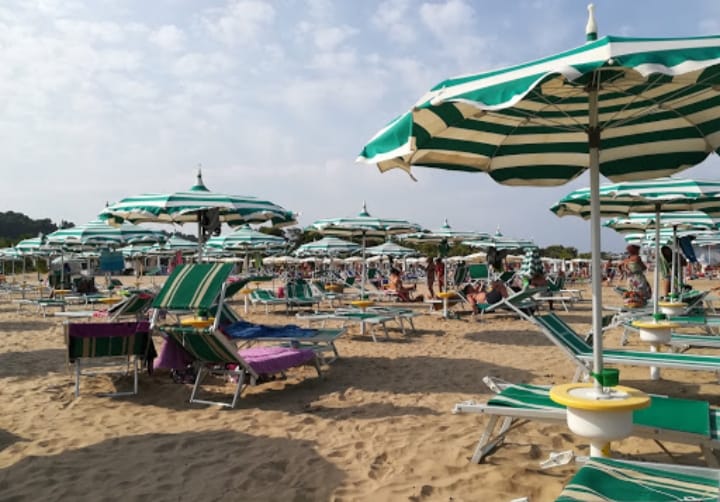 SPIAGGIA/OMBRELLONI: Gli ombrelloni sono di colore verde e bianco. La spiaggia è pulitissima perchè viene pulita almeno una volta al giorno
